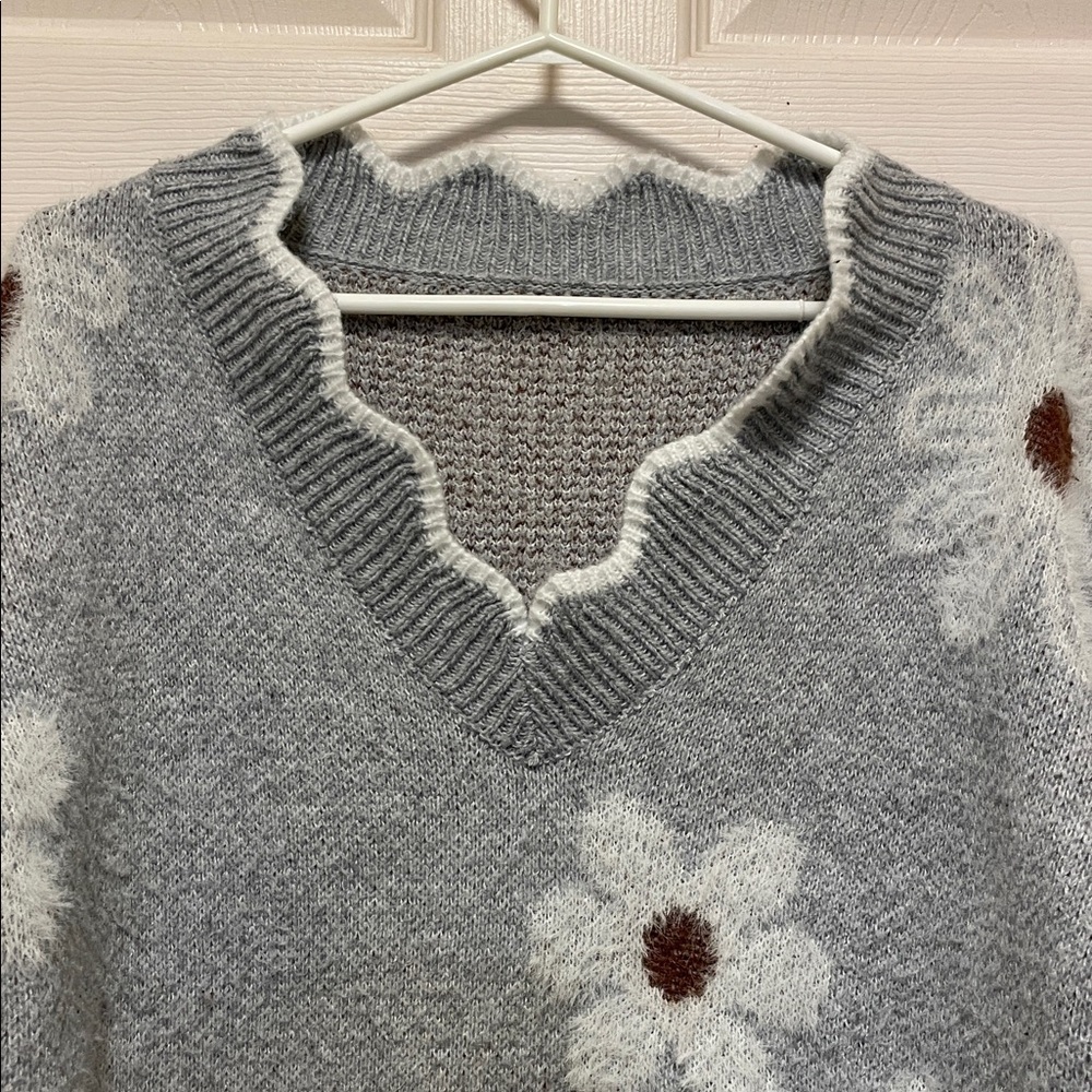 Grey | Knit | Daisy | Scalloped | V Neck | Long Sleeve | Sweater | Size S - Picture 3 of 15